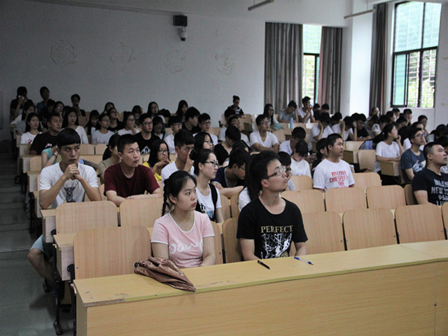 1495716450196082.jpg 康美-同学们认真听讲.jpg